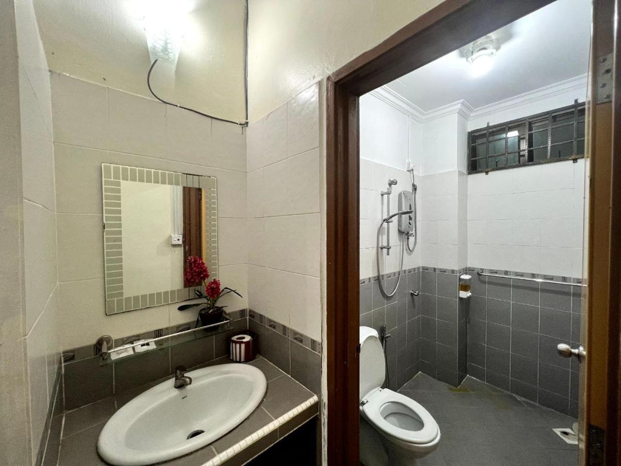 Yb Guest House 4 Bilik 5 Katil Chukai Exterior photo